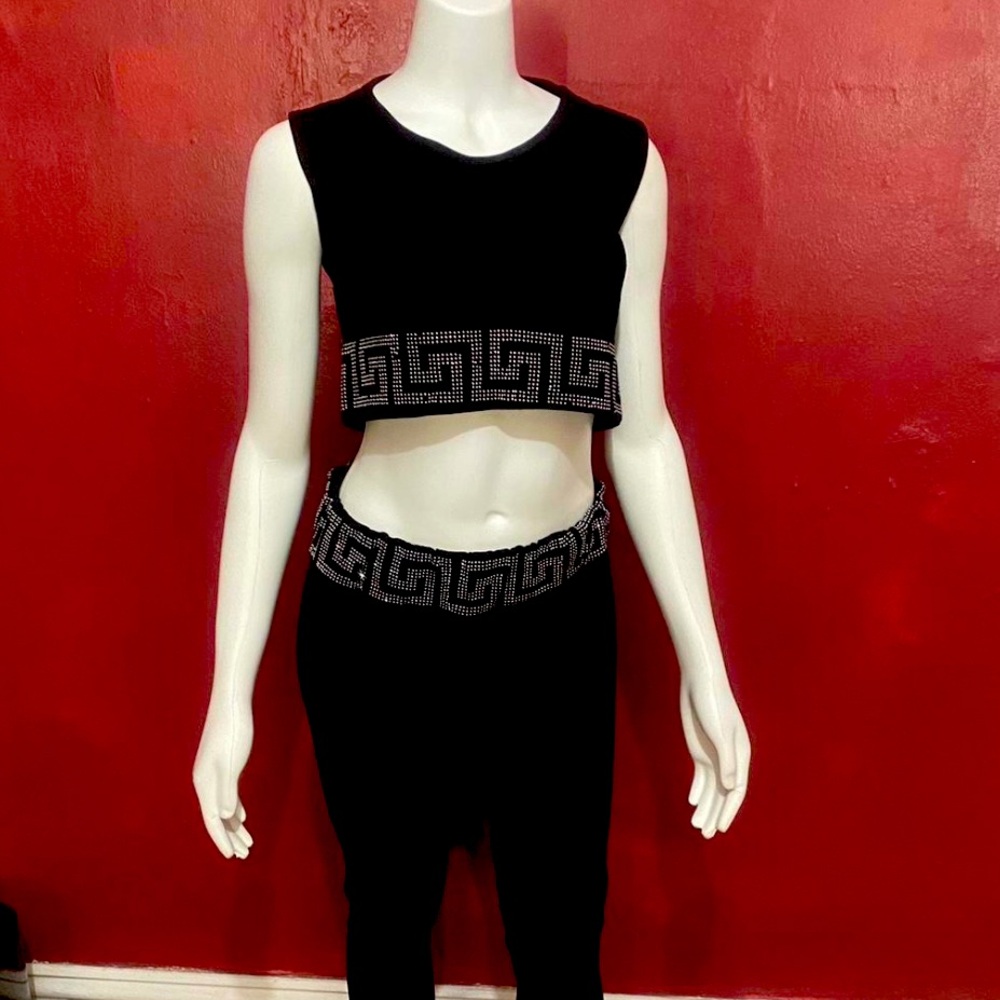 Cute set of 3 pieces top, pants and hoodie with rhinestones.